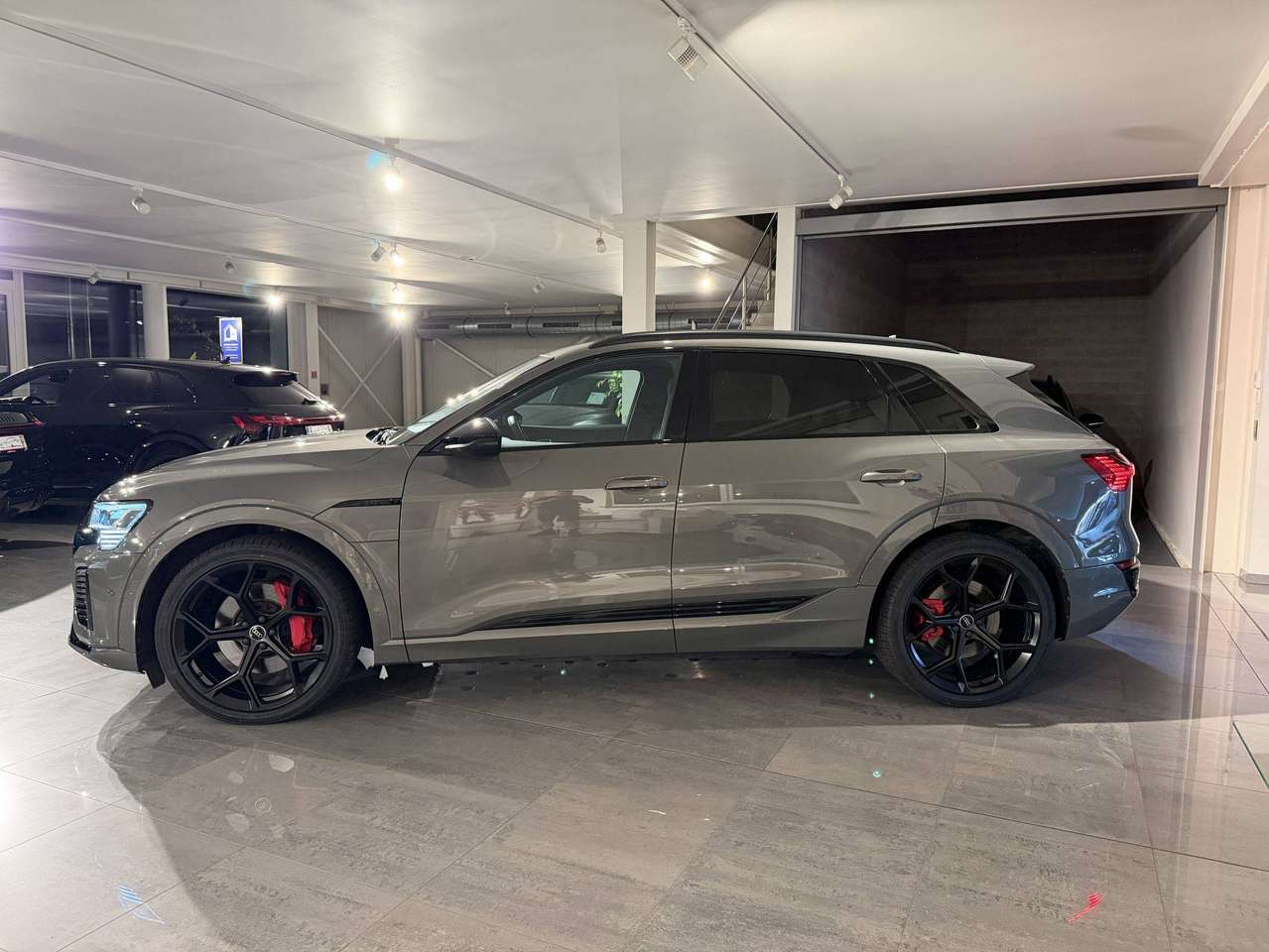 Audi Q8 e-tron 340PK QUATTRO * 3x S-LINE * CAMERA * EXCLUSIVE RED PACK * 22" * MATRIX * STANDVERWARMING * BLACK PACK * — foto 17 van 24