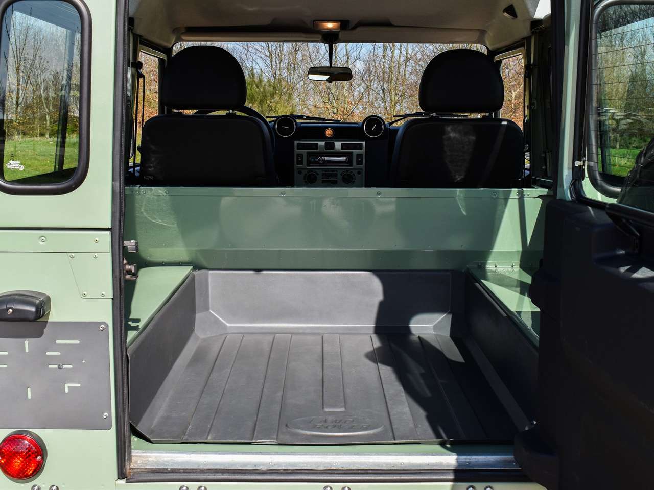 Land Rover Defender 90 / 2.2 TD4 / "Heritage Edition" — foto 21 van 24