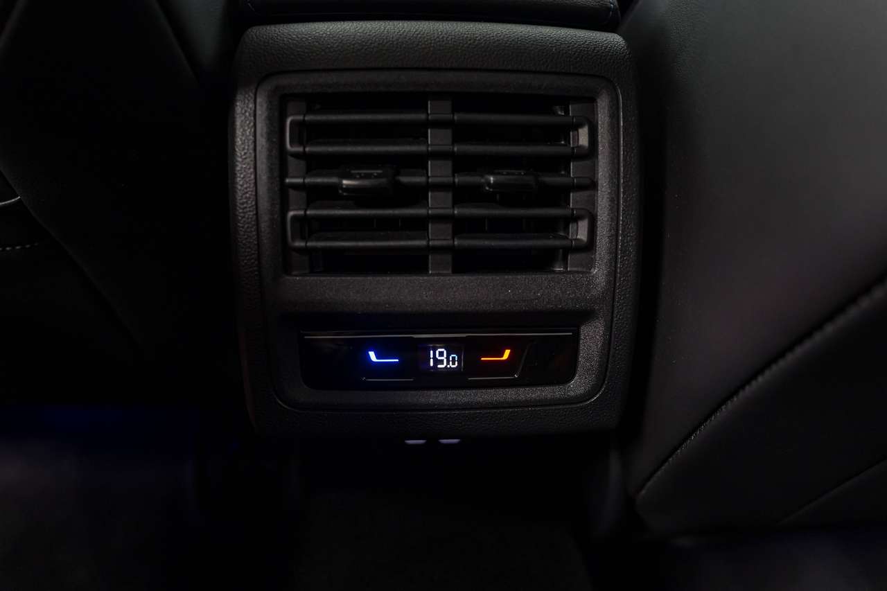 Volkswagen Golf R 4-MOTION|BLACK EDITION|AKRAPOVIC|PANO|ALCANTARA|ZETELVERW.|SFEERVERL.|IQLIGHTS|GARANTIE|ACC|LA|CAMERA| — foto 18 van 25