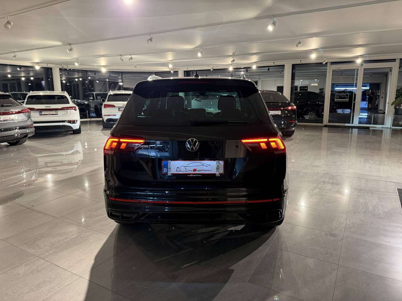 Volkswagen Tiguan 245PK PLUG IN * R-LINE * ALCANTARA * CAMERA * LED * KEY LESS * 20" BLACK R VELGEN * VIRTUAL COCKPIT * BLACK PACK — foto 2 van 22