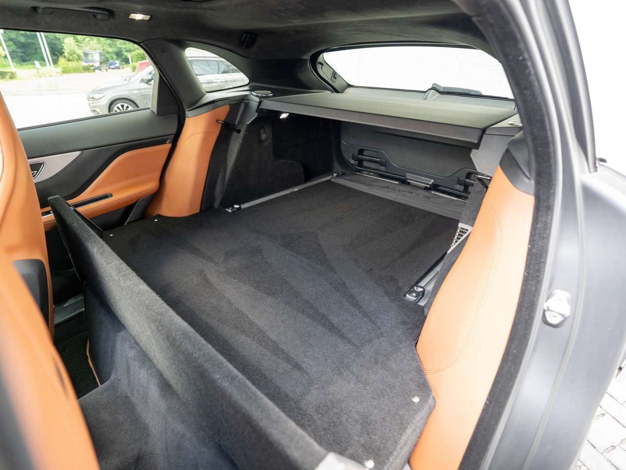 Jaguar F-Pace F-Pace SVR 5.0 V8 AWD LICHTE VRACHT/DEALER SERVICED/PRE OPF/1ST BE OWNER — foto 16 van 25