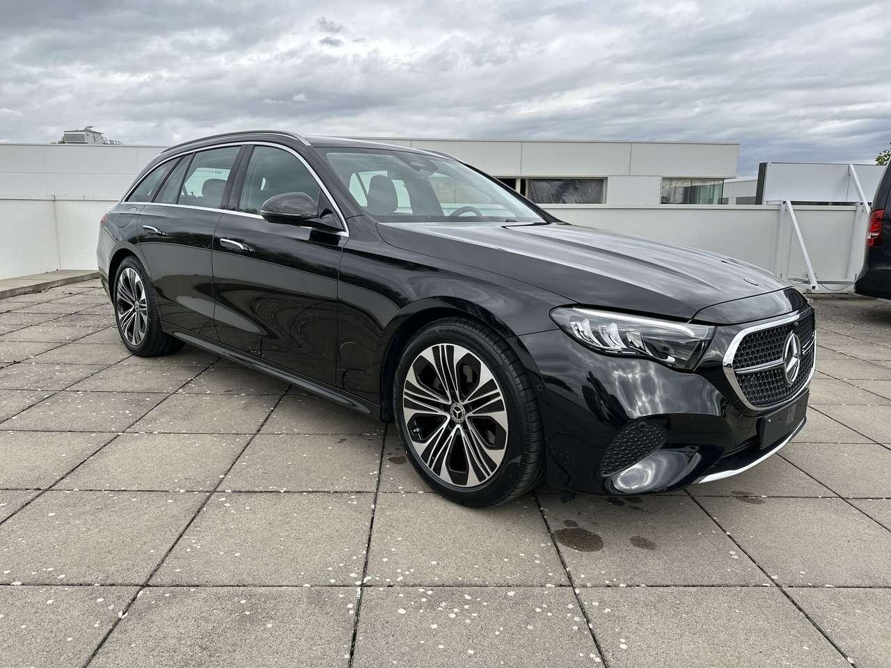 Mercedes-Benz E 200 AVANTGARDE/DISTR PRO/PANODAK/KEYLESS/WINTERPAK/19"