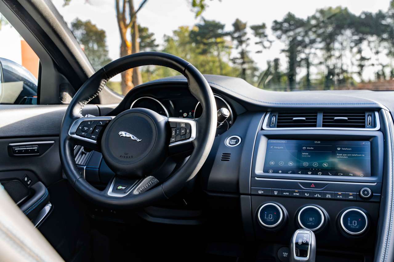Jaguar E-Pace (2019) — foto 22