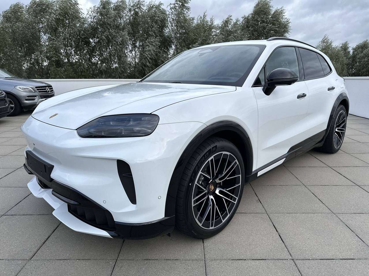 Porsche Cayenne ELECTRIC Trekhaak Pano Dak 22" Sport Design Pack Achterasbesturing — foto 2 van 19