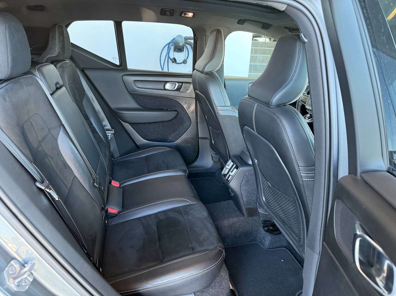 Volvo XC40 R-DESIGN D4 AWD AUTOMAAT LEDER PANO DAK — foto 8 van 23