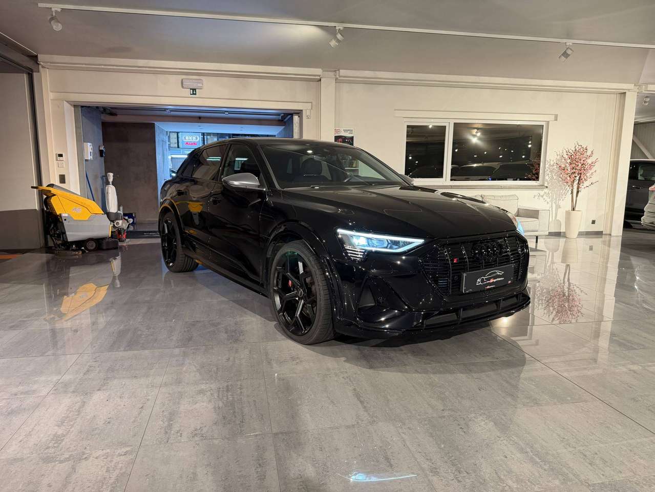 Audi SQ8 e-tron SOLD BIJ GARAGE VRIENS YVES BV!!!! — foto 2 van 22