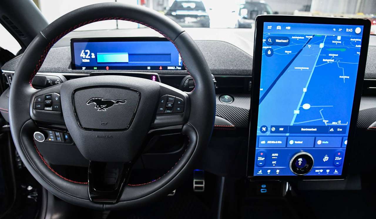 Ford Mustang Mach-E Mustang Mach-E 76 kWh AWD Standard Range - NAVIGATIE / CAMERA / PANO-DAK / SMARTLINK / BLIS / ACC — foto 19 van 22