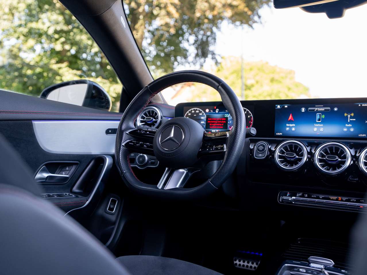 Mercedes-Benz CLA 180 CLA180 AMG-LINE/PANO DAK/CAMERA/ZETELVERWARMING/ADAP CRUISE CONTROL/FACELIFT MODEL/APPLE CARPLAY — foto 20 van 22