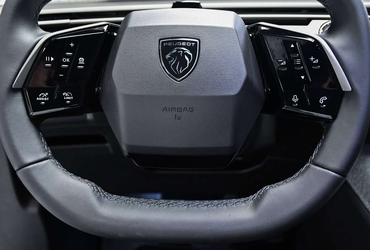Peugeot 5008 5008 Hybrid Allure 7pl MHEV NIEUW - NAVIGATIE / CAMERA / ACC / SMARTLINK / BLIS / PDC — foto 19 van 22