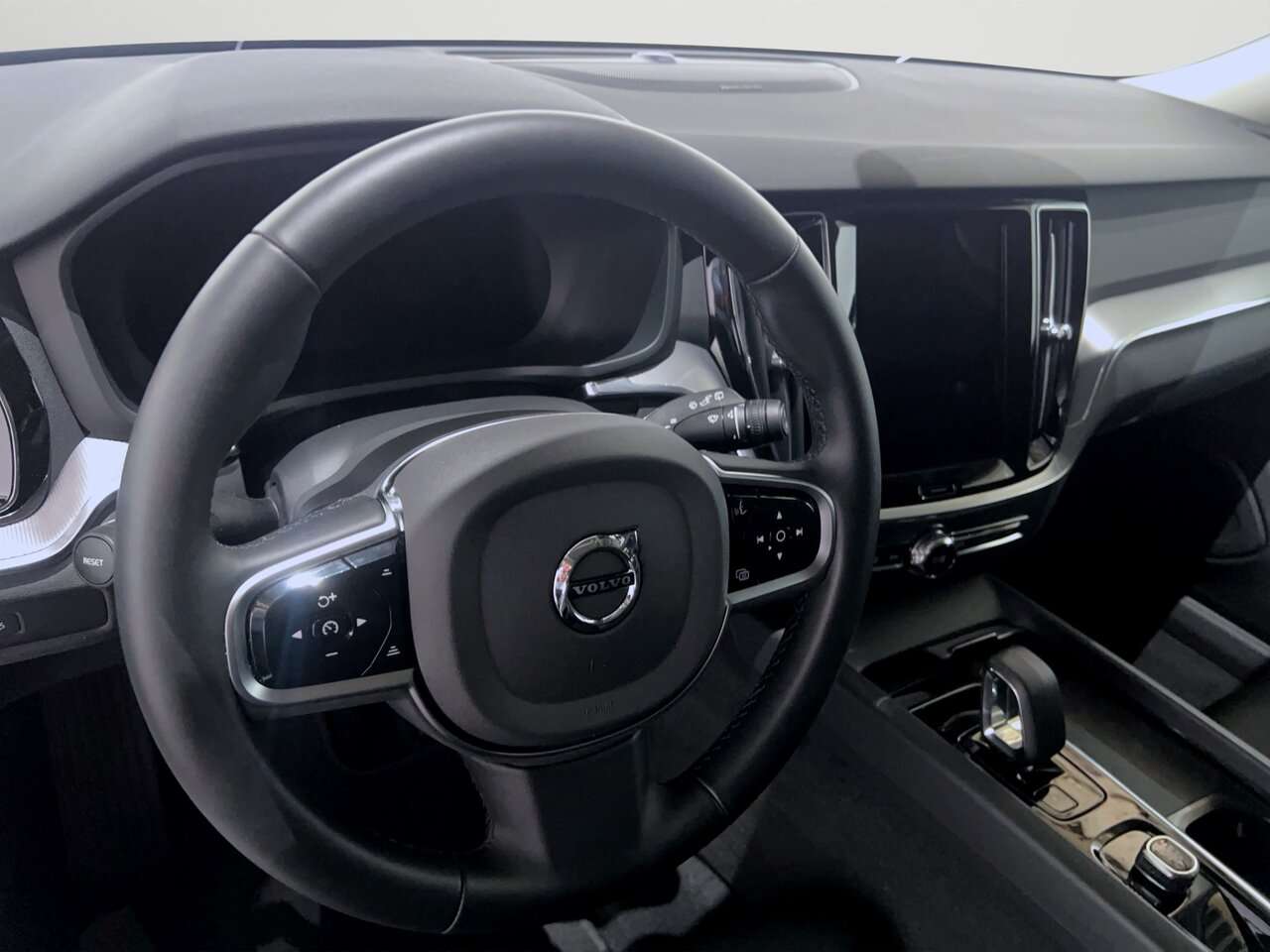 Volvo V60 B4 PLUS DARK / HARMAN KARDON/360° CAMERA — foto 11 van 15