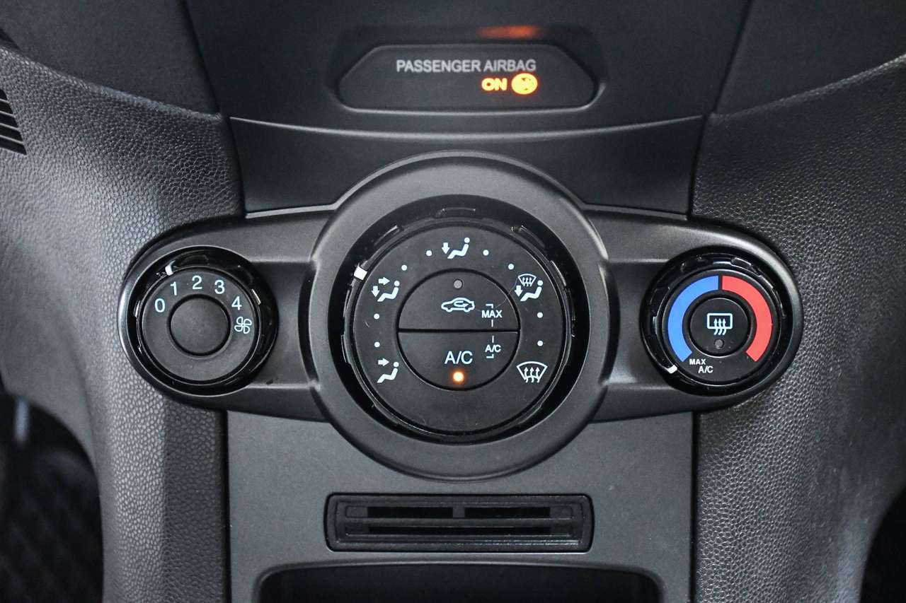 Ford Fiesta Fiesta 1.2i Trend - DAGRIJLICHTEN / AIRCO / ARMSTEUN — foto 10 van 14