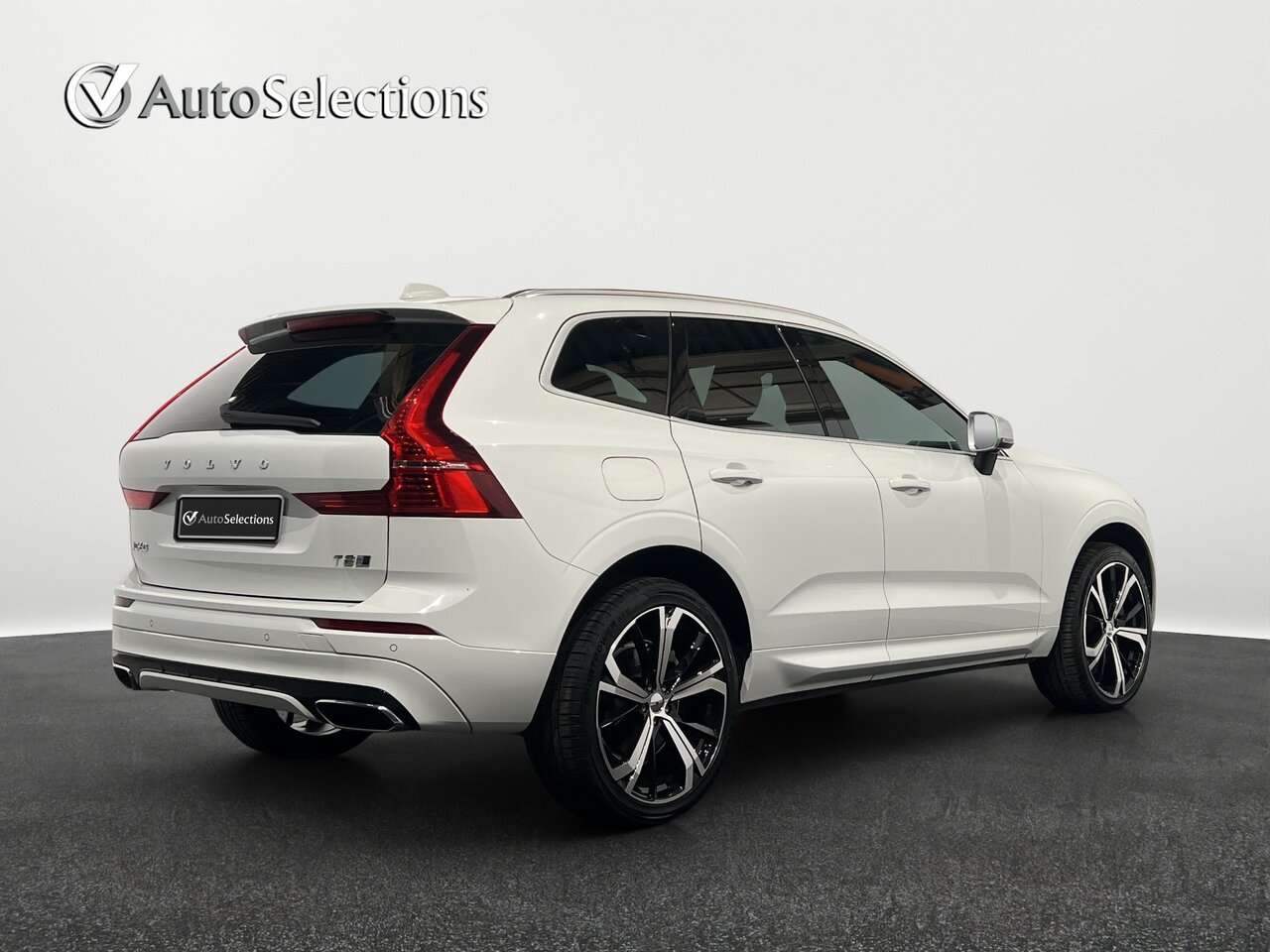 Volvo XC60 T8 AWD Recharge Plug in/R design/Safety pack — foto 6 van 16