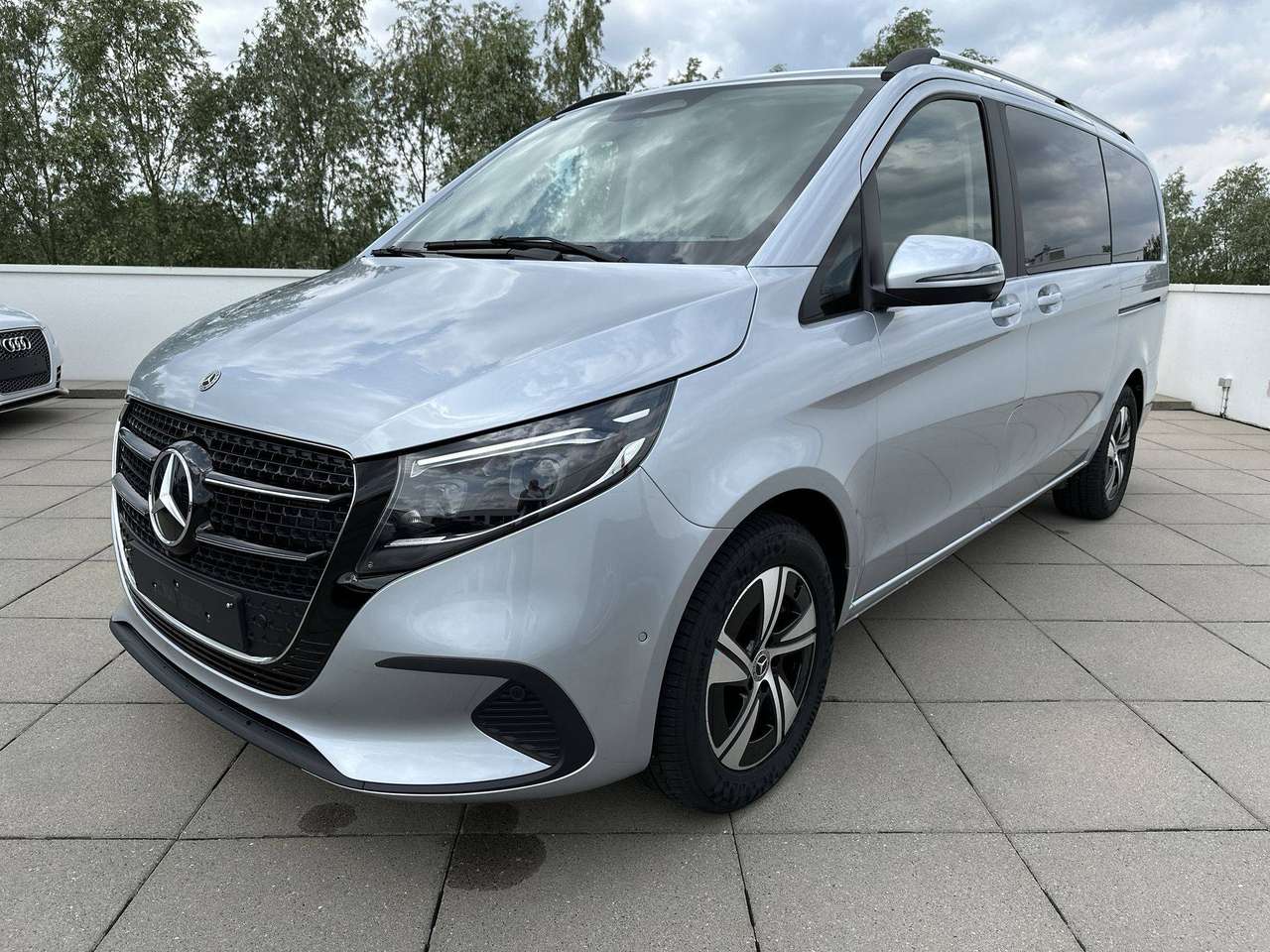 Mercedes-Benz V 300 benzine Style L2  Nieuw model Geheel lederen interieur Navi Burmester — foto 2 van 19