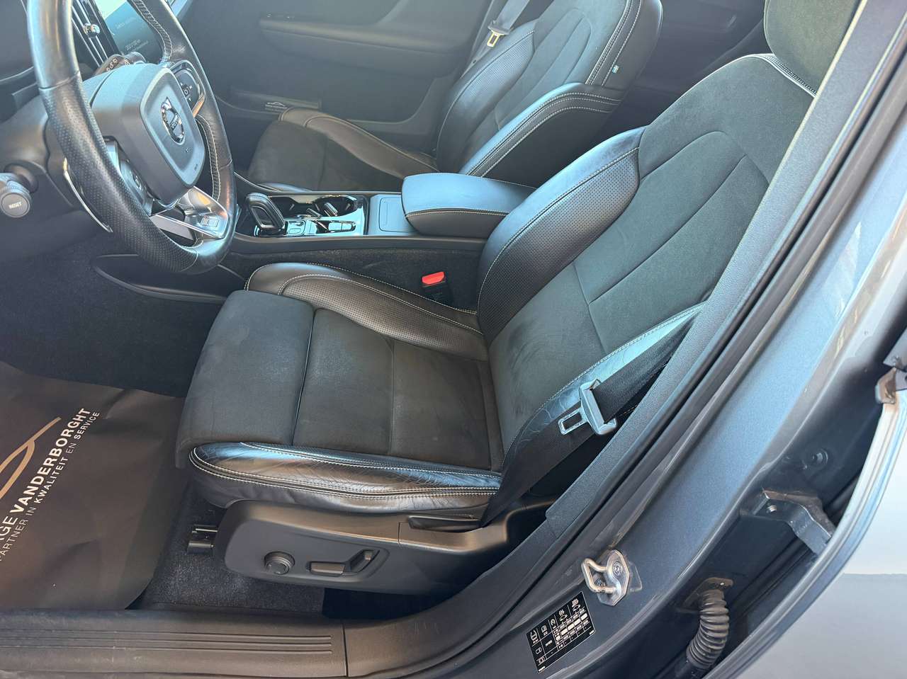 Volvo XC40 R-DESIGN D4 AWD AUTOMAAT LEDER PANO DAK — foto 12 van 23