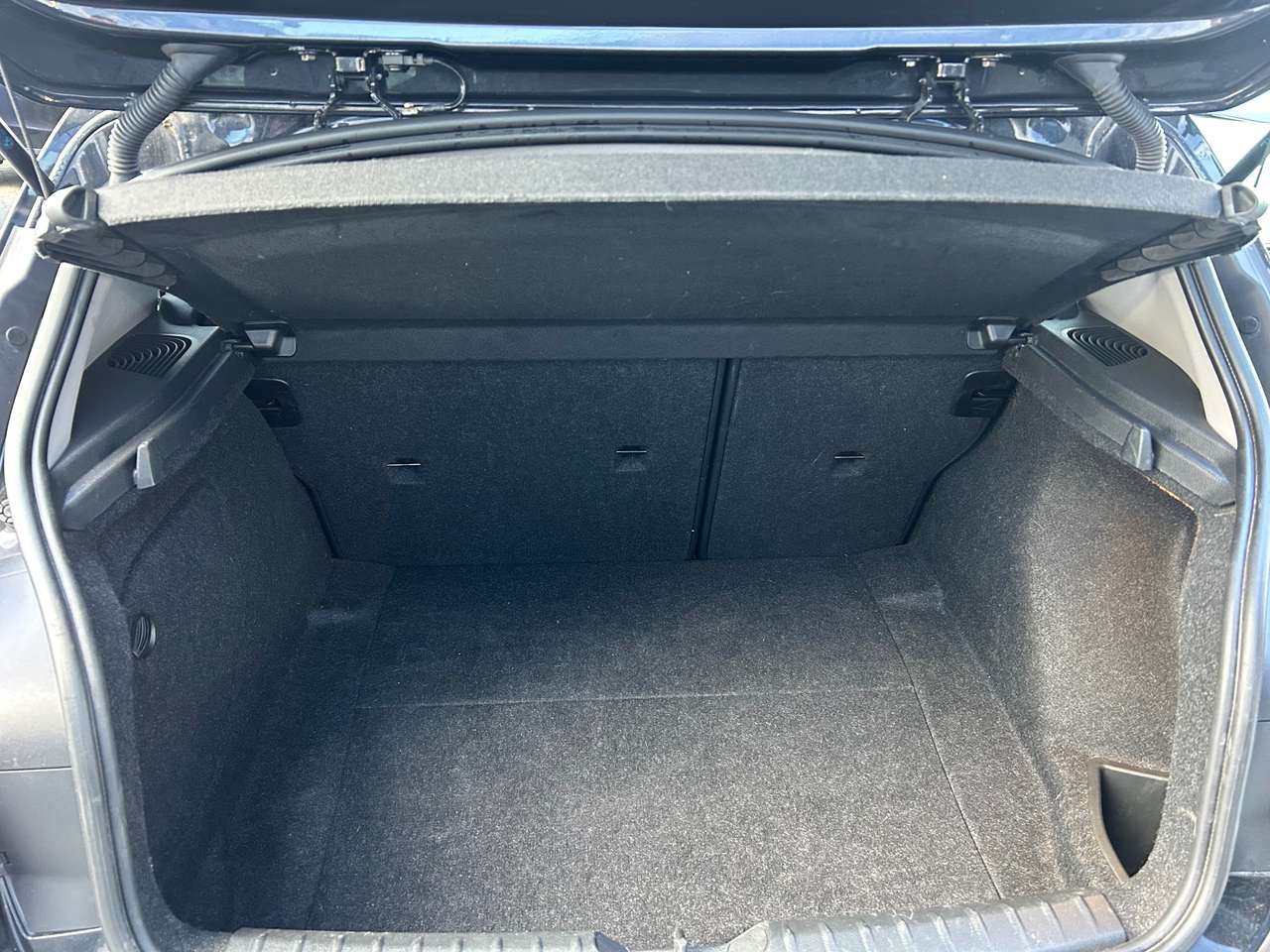 Peugeot 2008 12 Hybride Allure Automaat — foto 12 van 25