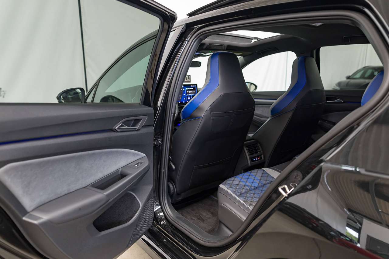 Volkswagen Golf R 4-MOTION|BLACK EDITION|AKRAPOVIC|PANO|ALCANTARA|ZETELVERW.|SFEERVERL.|IQLIGHTS|GARANTIE|ACC|LA|CAMERA| — foto 16 van 25