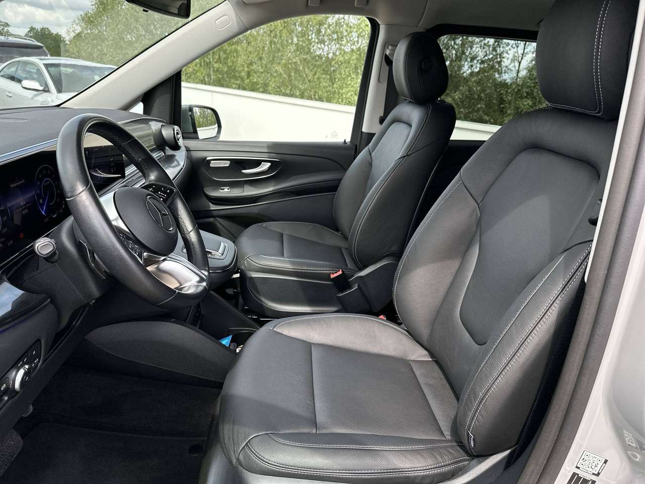 Mercedes-Benz EQV 300 L2  nieuw model Leder navi Distronic Dodehoek Multibeam — foto 17 van 18