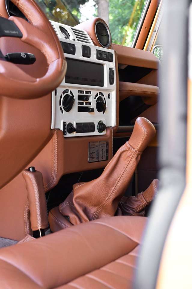 Land Rover Defender 90 / 2.2 TD4 / "Borrego Yellow Heritage" — foto 17 van 22