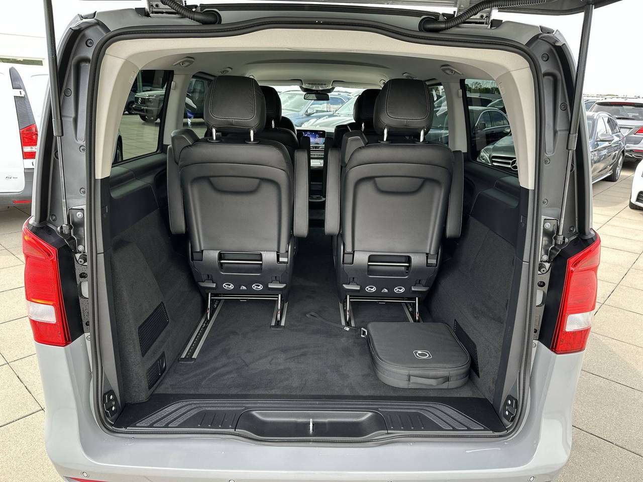 Mercedes-Benz EQV 300 L2  nieuw model Leder navi Distronic Dodehoek Multibeam — foto 10 van 18