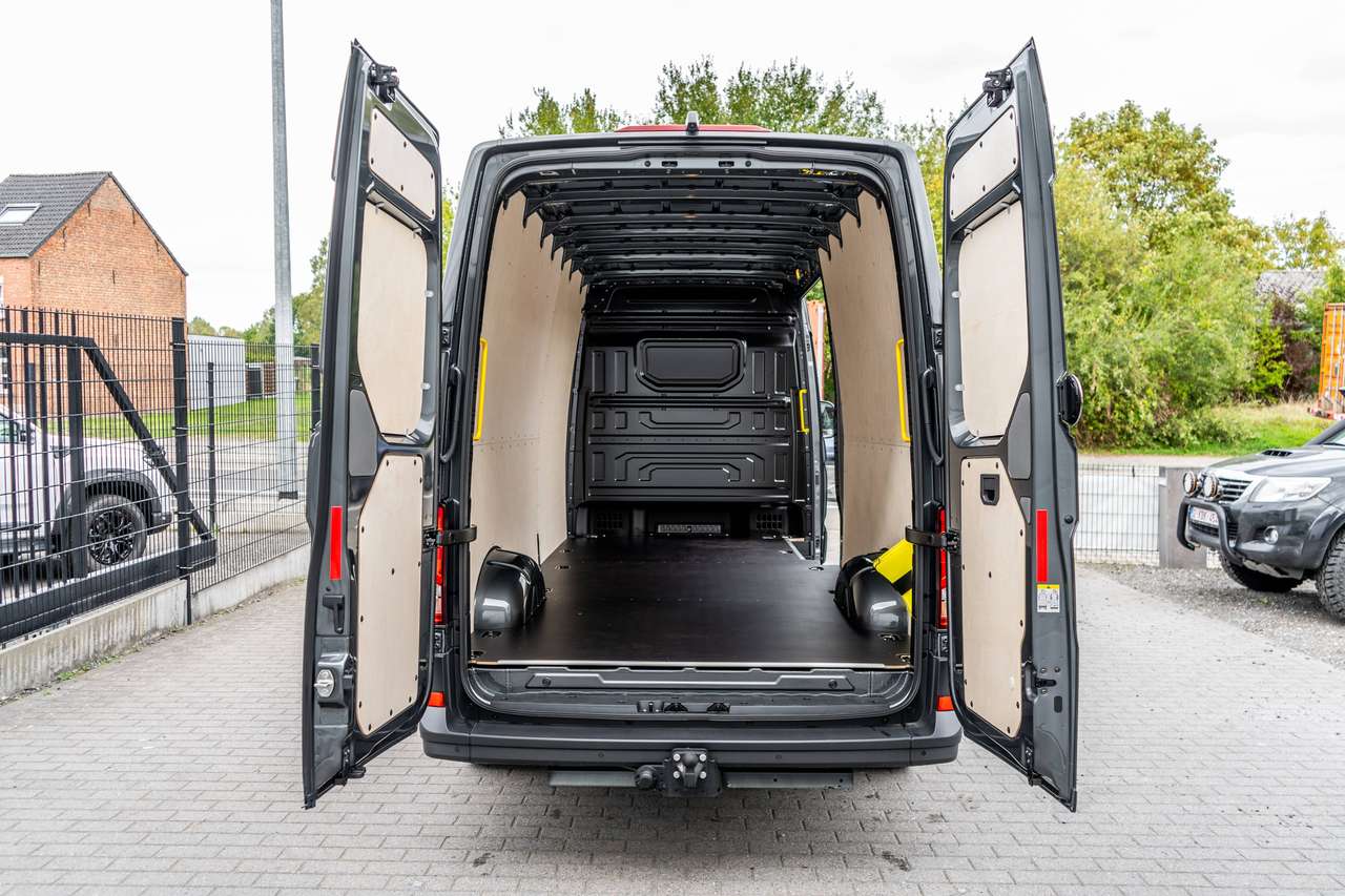 Volkswagen Crafter 35 L4H3 2.0TDI RWD - Automaat- Trekhaak 3500kg / Navigatie/ Camera/ LED - 5j Warranty - 47.000ex — foto 5 van 19