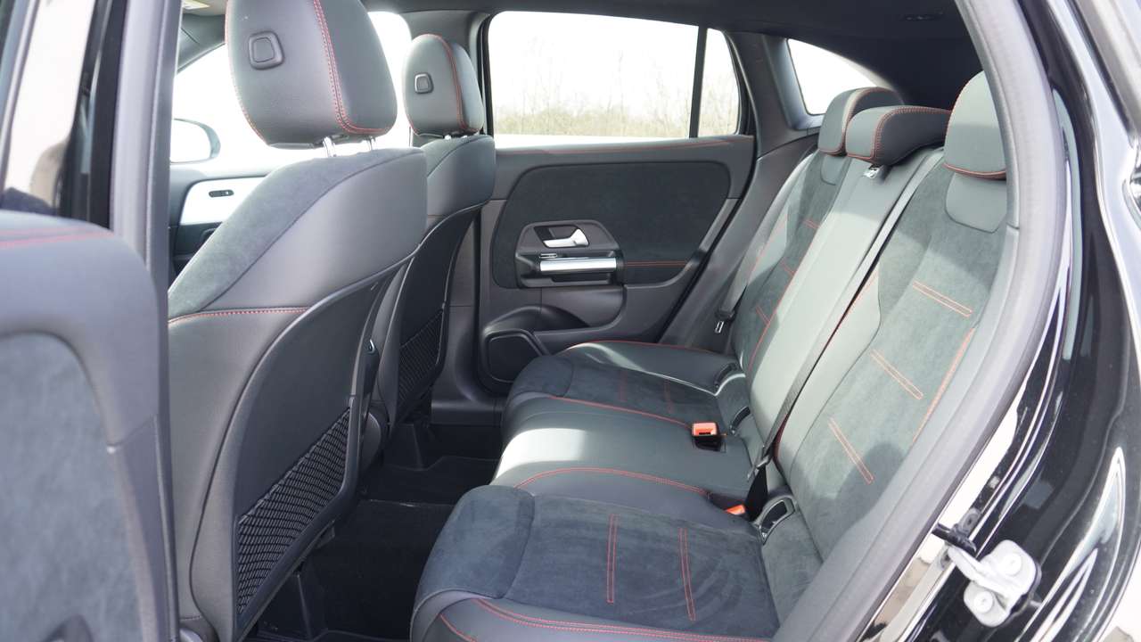 Mercedes-Benz GLA 180 AMG Line Pano Dak Distronic Nightpack 20" multispaaks  Full Full option!!! — foto 13 van 18