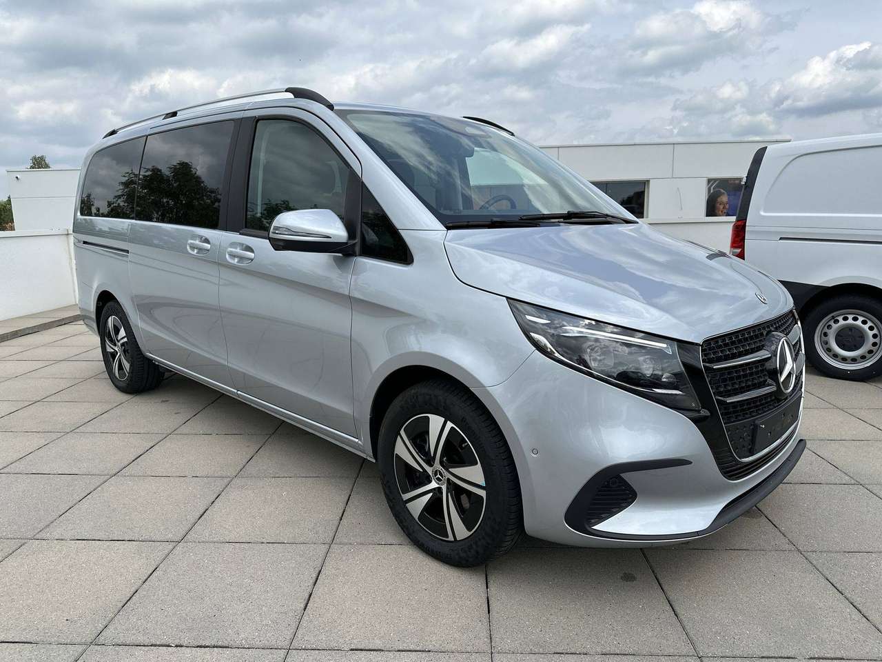 Mercedes-Benz V 300 benzine Style L2  Nieuw model Geheel lederen interieur Navi Burmester