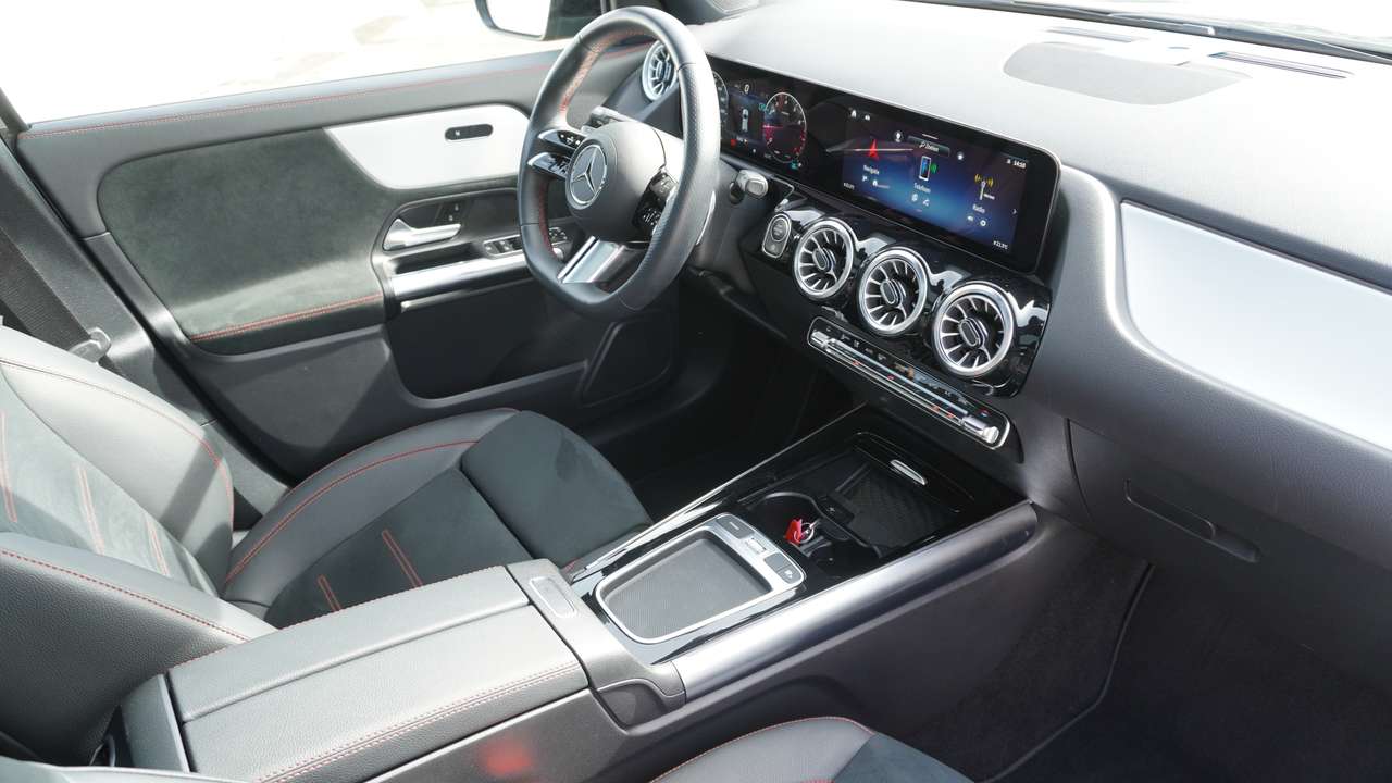 Mercedes-Benz GLA 180 AMG Line Pano Dak Distronic Nightpack 20" multispaaks  Full Full option!!! — foto 9 van 18
