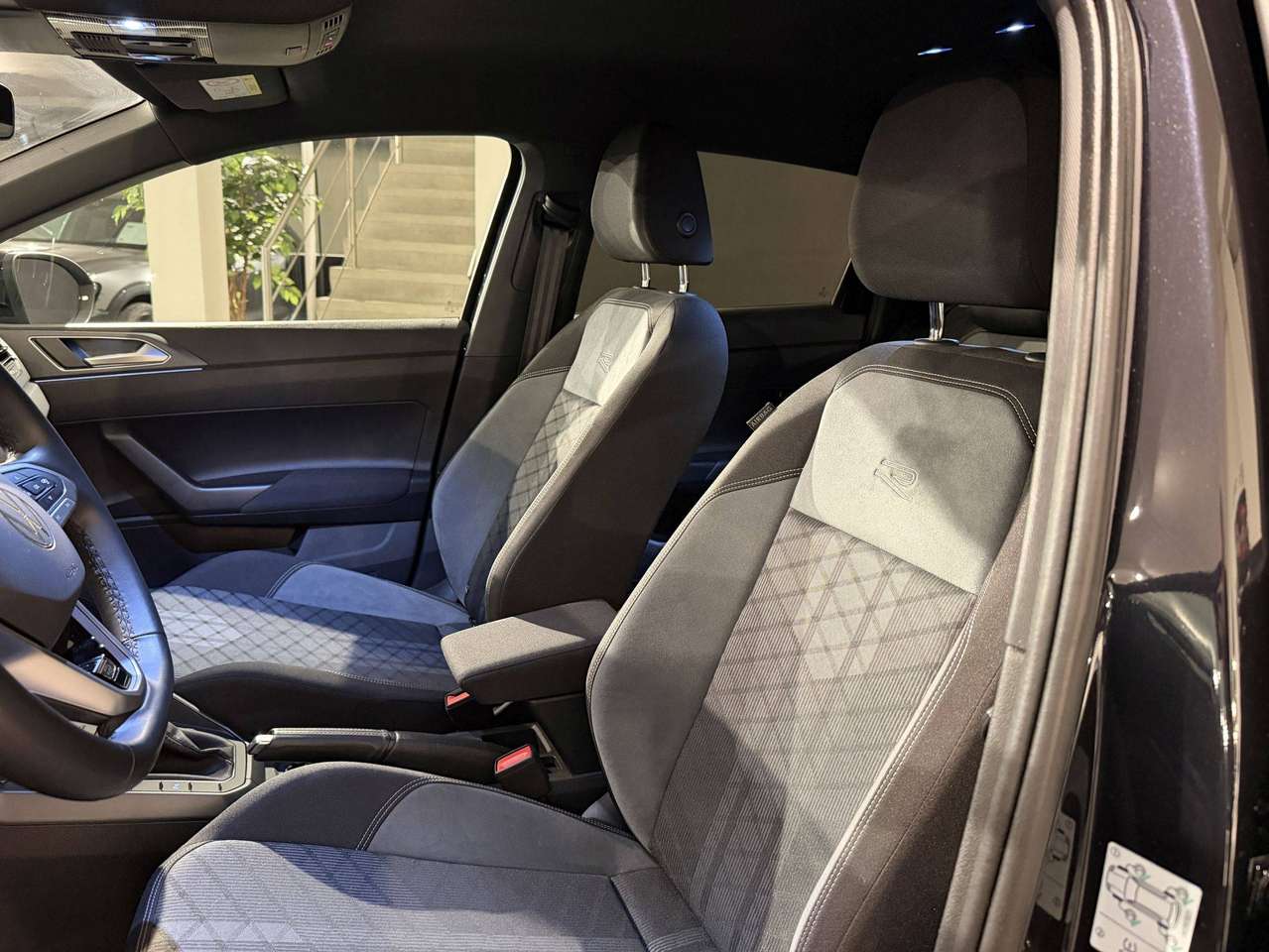 Volkswagen Taigo 3x R-LINE  * ALCANTARA * ZETEL VERWARMING * BLACK PACK * IQ LED * CAR PLAY * 18" ALU VELGEN * NAVI * CAMERA * — foto 5 van 17