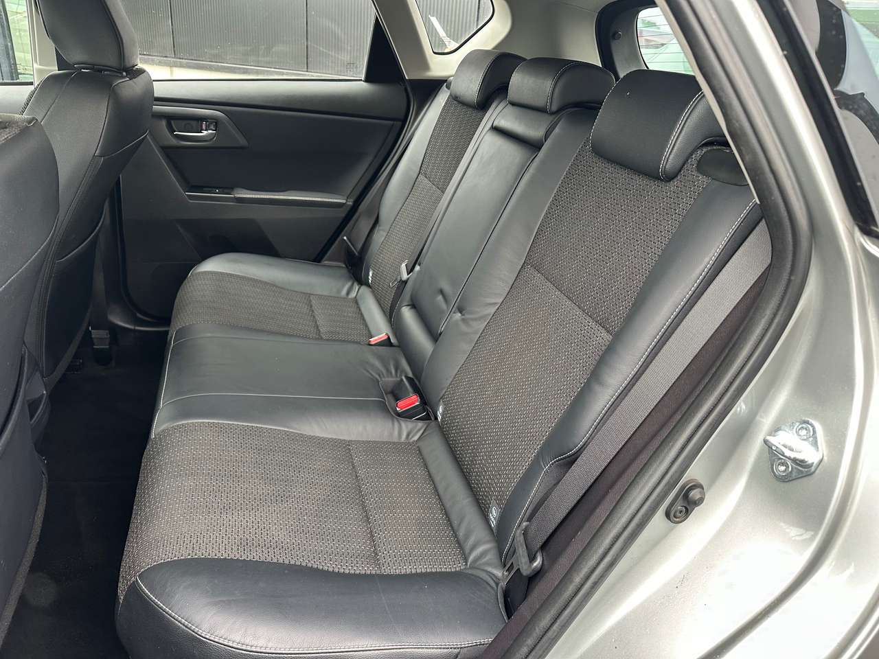 Toyota Auris 1.8i Hybride  HSD Premium CVT 20000km — foto 11 van 18
