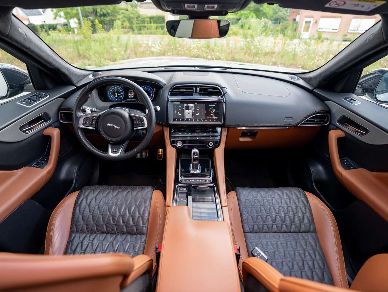 Jaguar F-Pace F-Pace SVR 5.0 V8 AWD LICHTE VRACHT/DEALER SERVICED/PRE OPF/1ST BE OWNER — foto 13 van 25