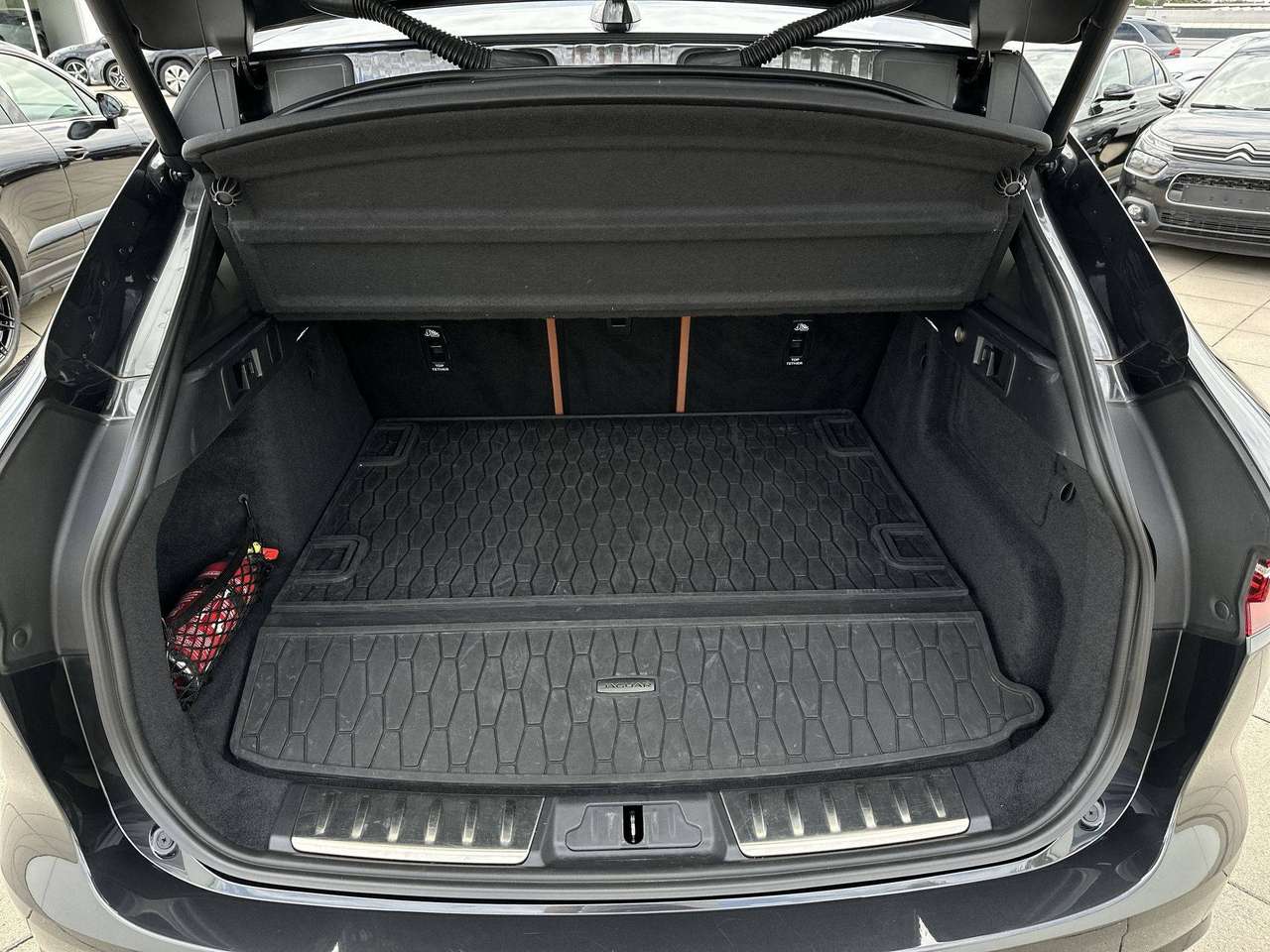 Jaguar F-Pace F-Pace PHEV 2.0 T AWD P400e R-Dynamic HSE — foto 11 van 19