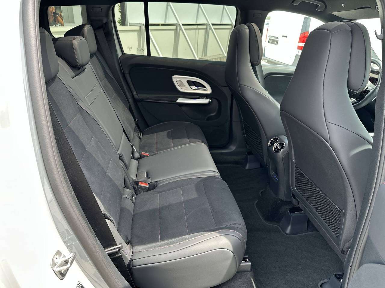Mercedes-Benz GLB 250 + AMG LINE Electric Pano dak Memory Burmester 19" AMG — foto 13 van 19