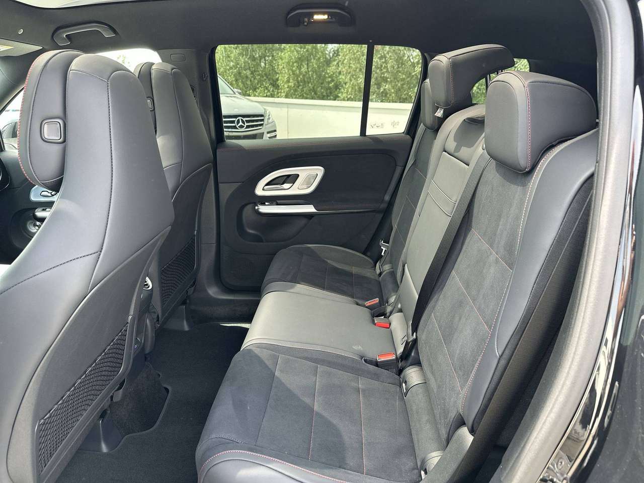 Mercedes-Benz GLB 250 + Electric  AMG Pano dak Burmester Multibeam Memory Distronic — foto 13 van 19