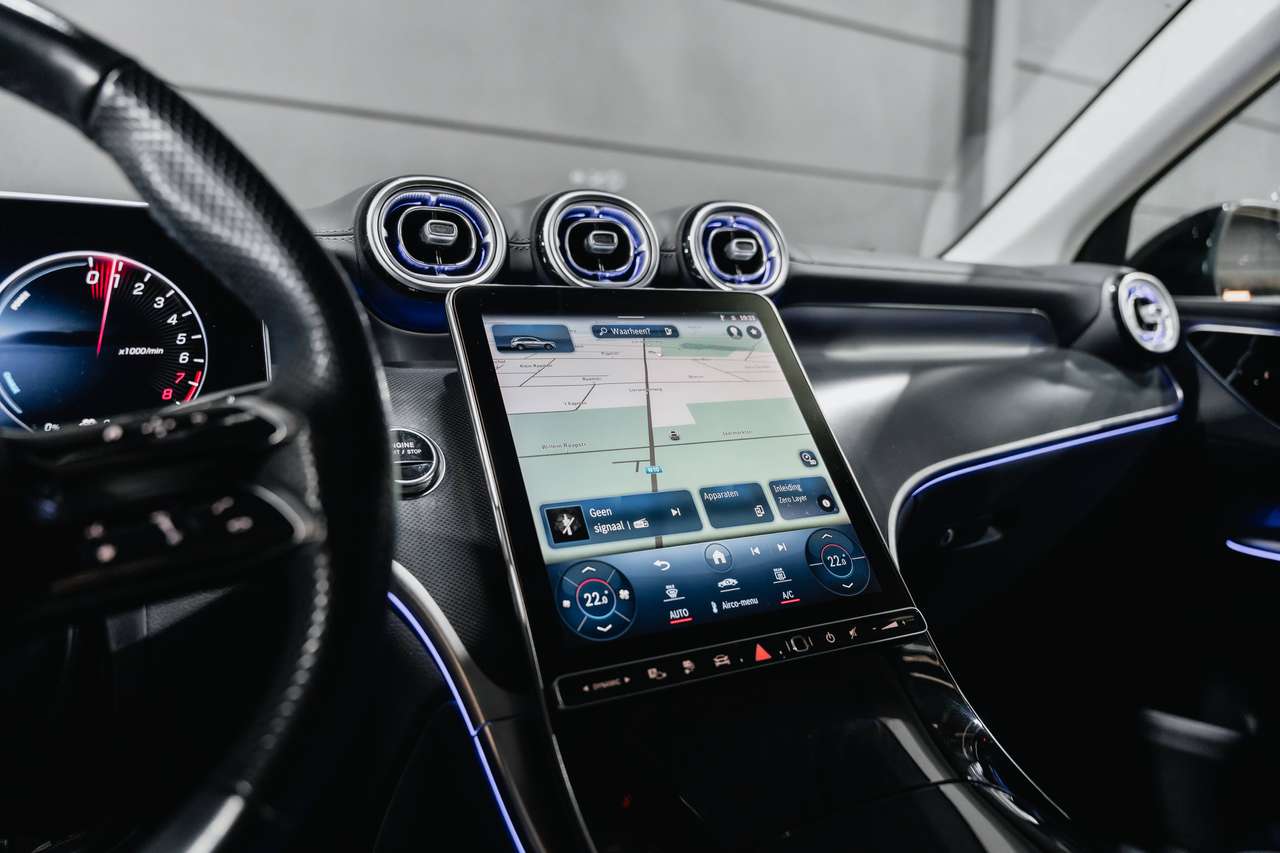 Mercedes-Benz GLC 300 (2023) — foto 17