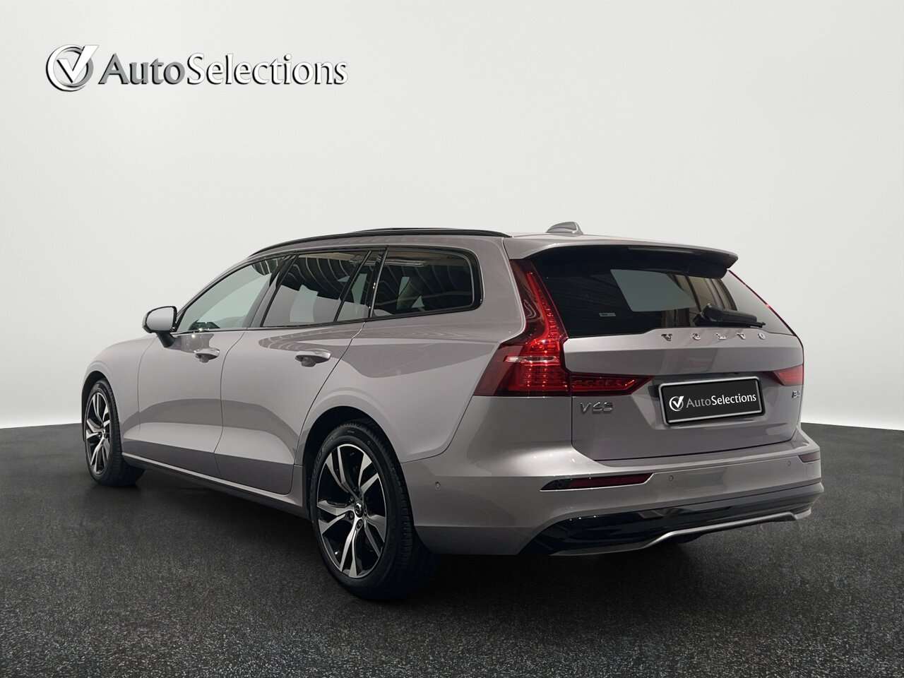 Volvo V60 B4 PLUS DARK/PANO/HEAD-UP /360° — foto 7 van 24