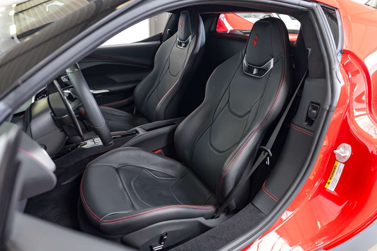 Ferrari 296 GTB FULL PPF|FREE FERRARI SERVICE UNTIL 2029|FRONT LIFT|CARBON STEERING WHEEL|CARBON DETAILS|CAMERA|ELECTRIC-SEATS|LA| — foto 21 van 25