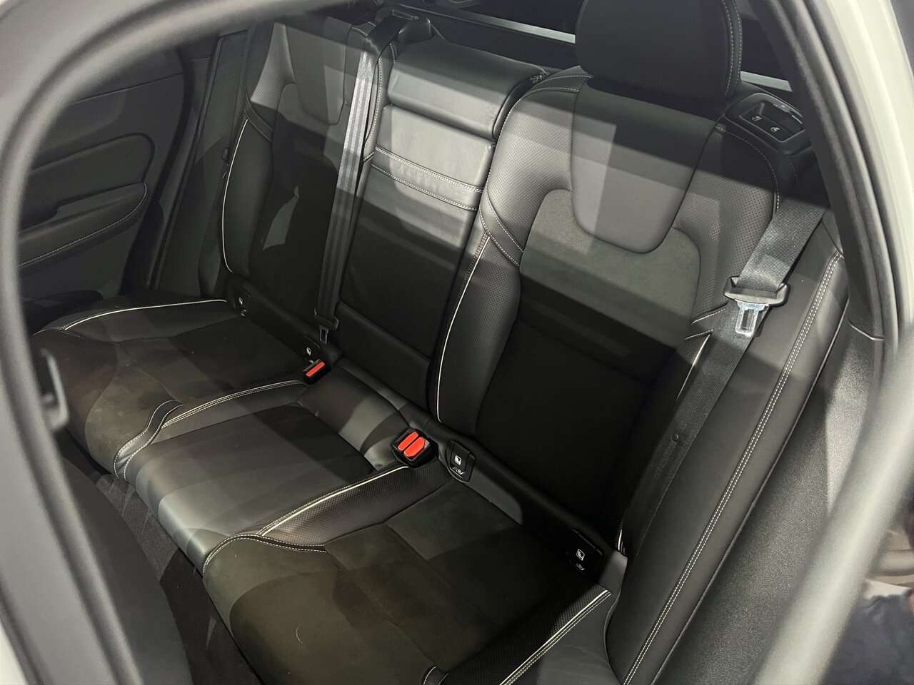 Volvo XC60 T8 AWD Recharge Plug in/R design/Safety pack — foto 14 van 16