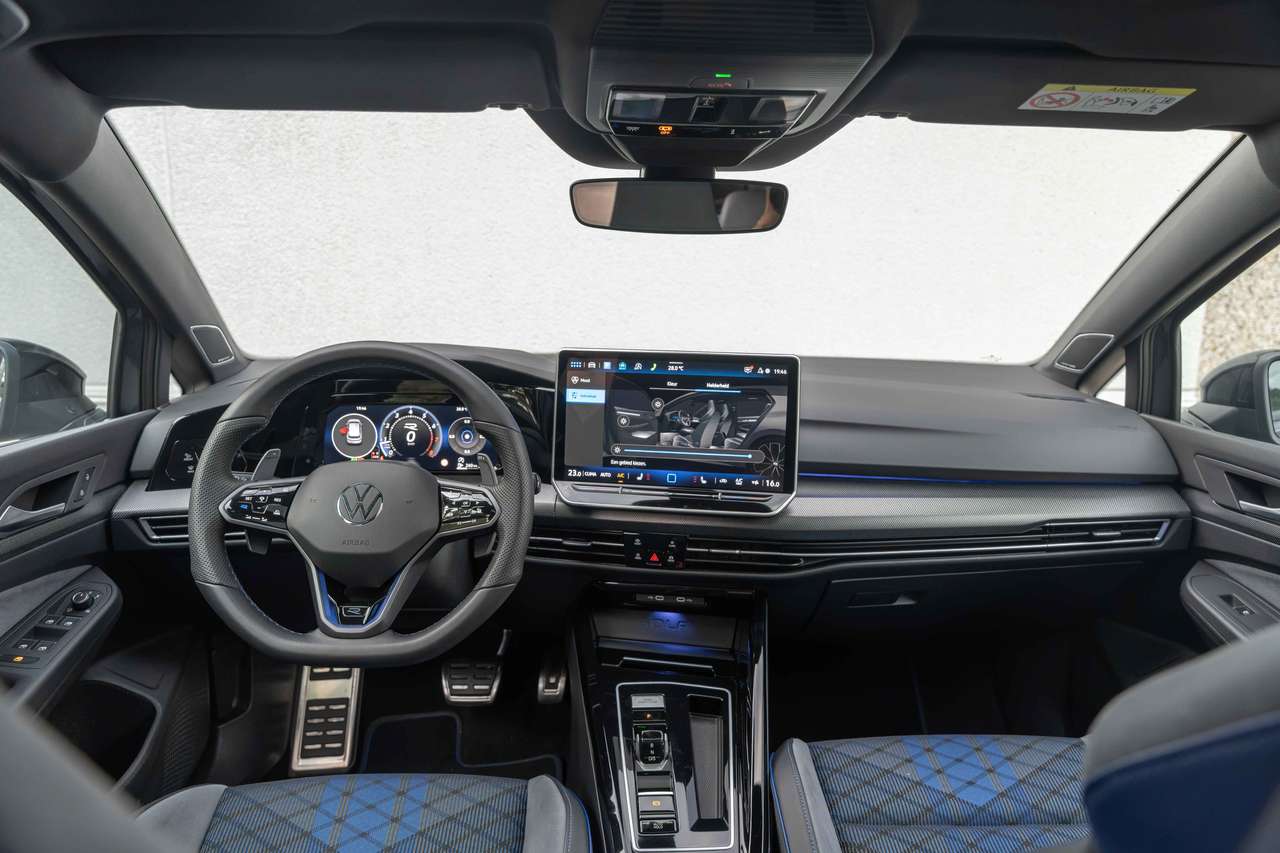 Volkswagen Golf R 4MOTION 'Black Edition' PANO/MATRIX/AKRAPOVIC/ACC/CAMERA/H&K/19" — foto 10 van 25