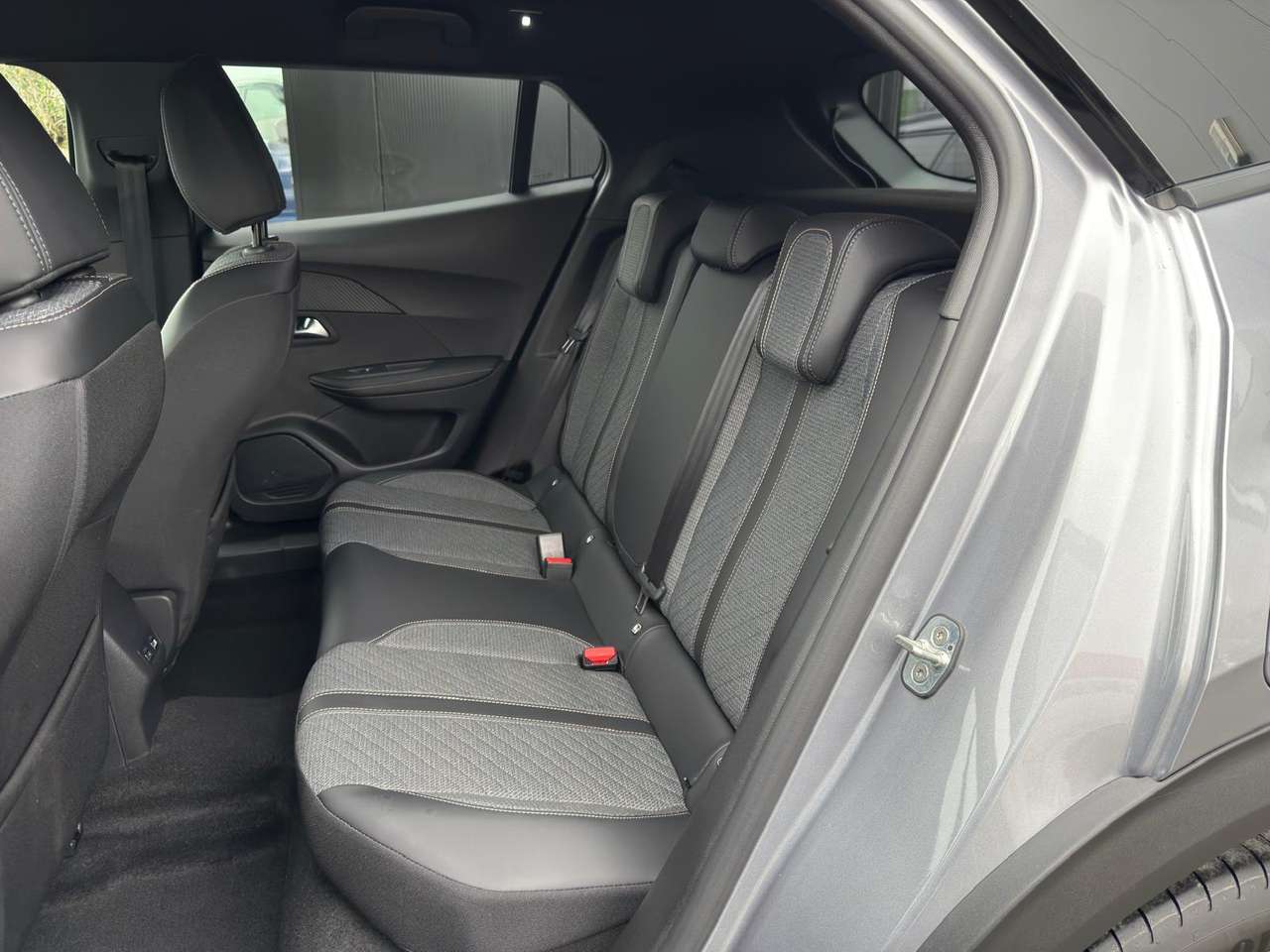 Peugeot 2008 12 Hybride Allure Automaat — foto 11 van 25