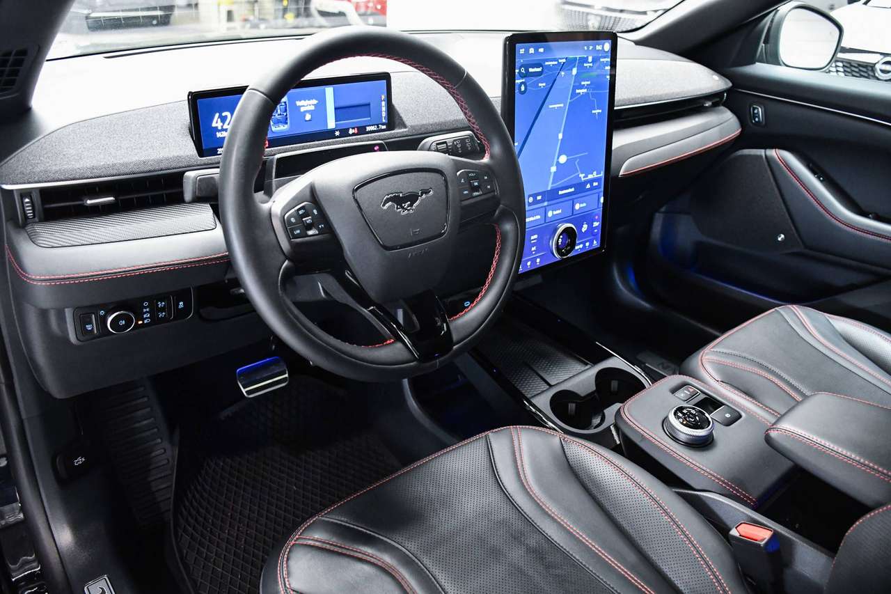 Ford Mustang Mach-E Mustang Mach-E 76 kWh AWD Standard Range - NAVIGATIE / CAMERA / PANO-DAK / SMARTLINK / BLIS / ACC — foto 9 van 22