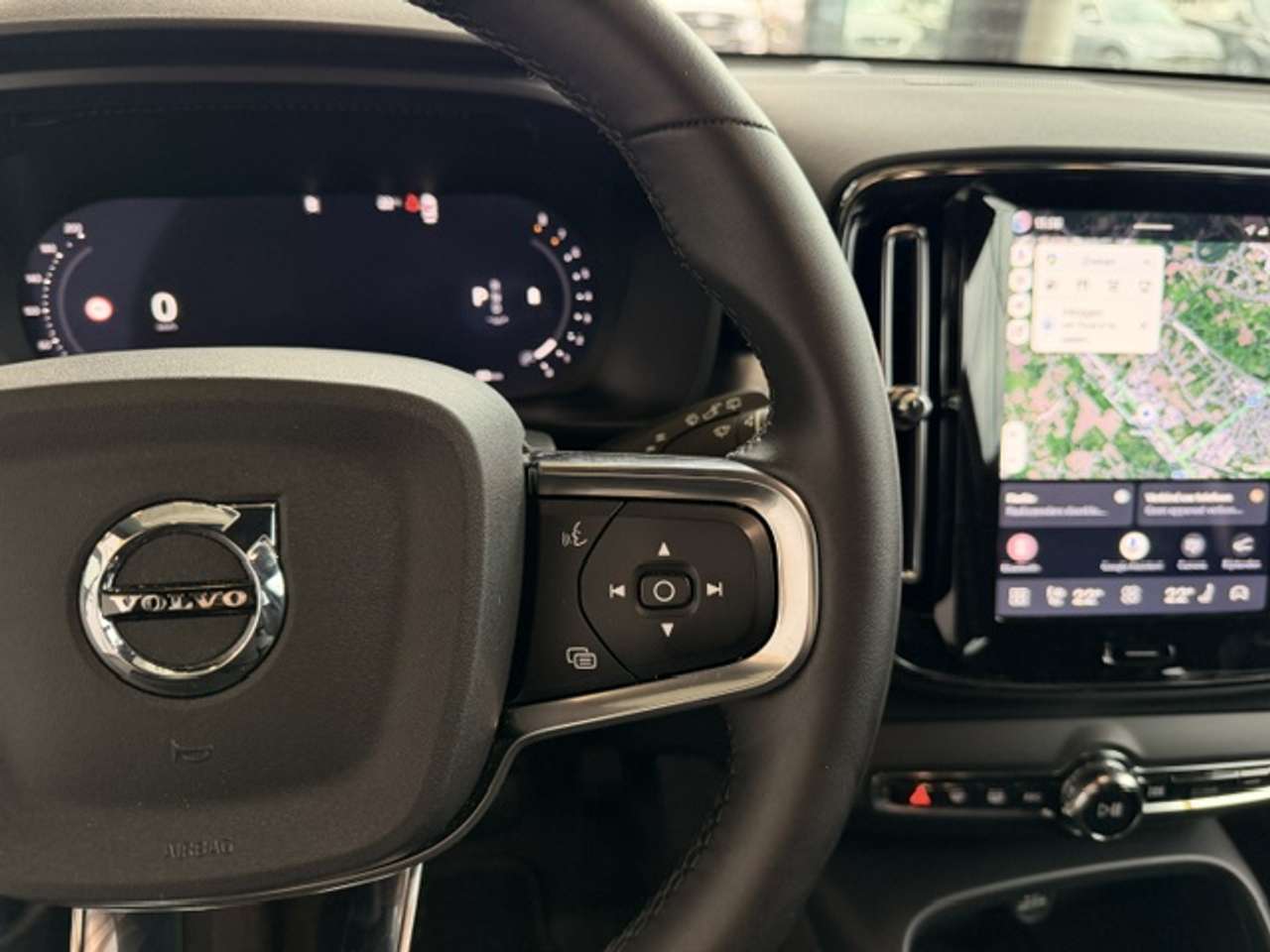 Volvo XC40 PLUS DARK BLACK EDITION  B3 HYBRIDE MHEV — foto 18 van 22