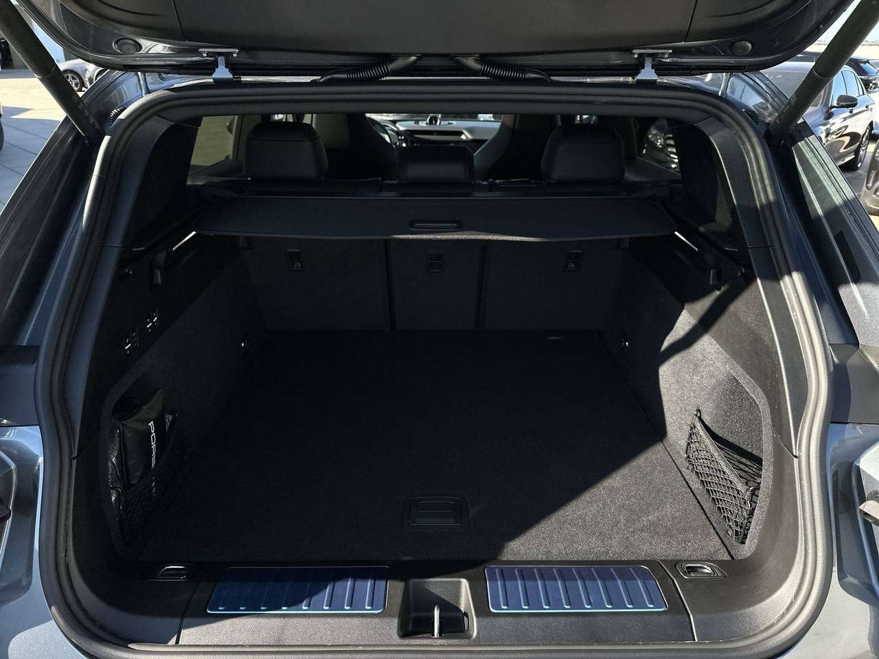 Porsche Cayenne ELECTRIC Trekhaak Pano Dak 22" Sport Design Pack — foto 11 van 18