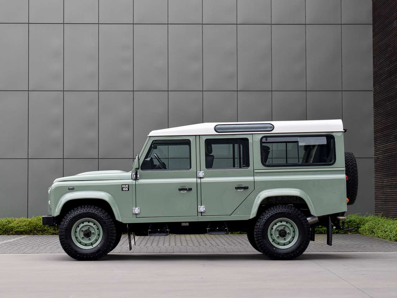 Land Rover Defender 110 2.2 TD4 - "Heritage Edition" — foto 2 van 25