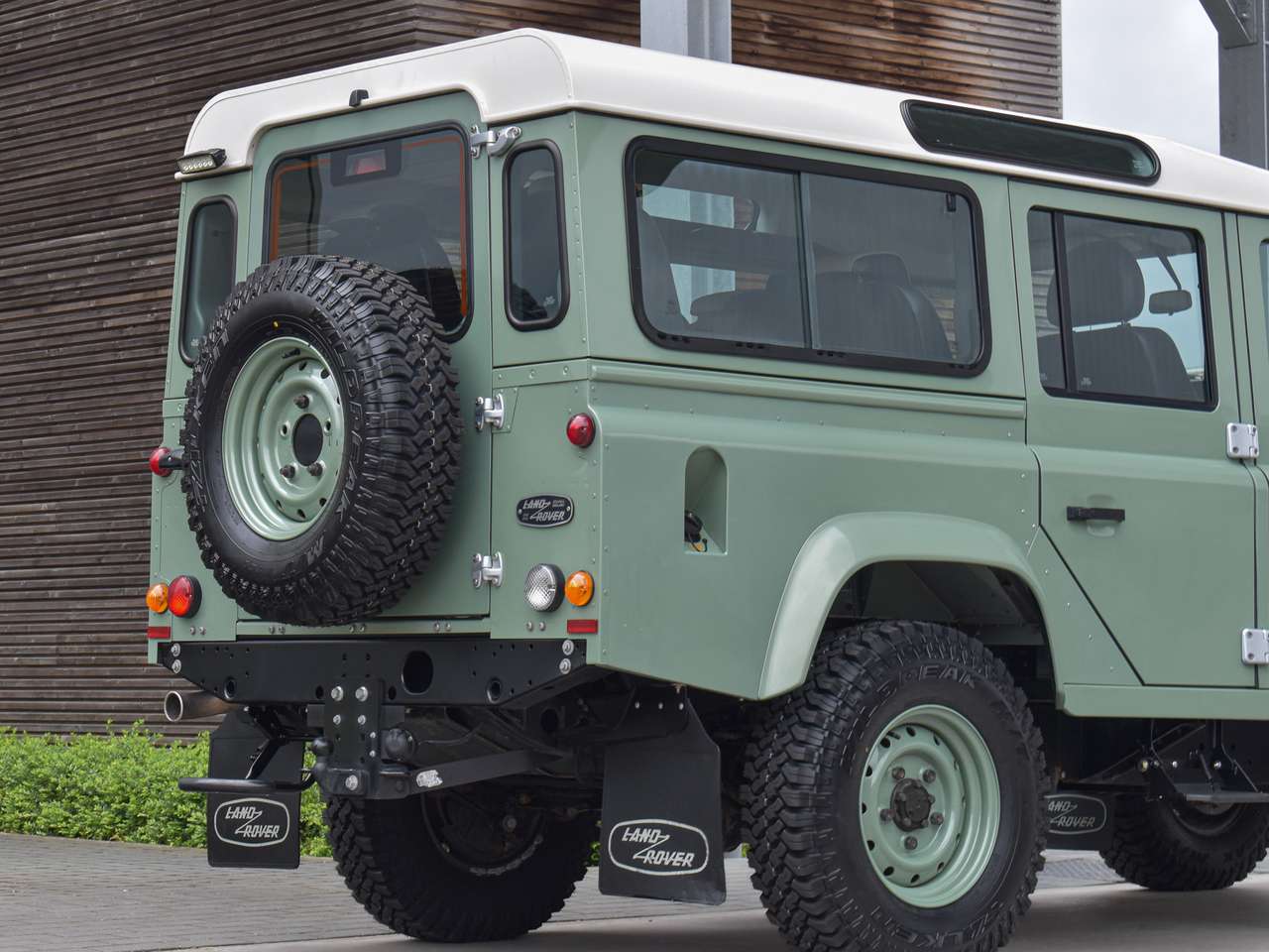 Land Rover Defender 110 2.2 TD4 - "Heritage Edition" — foto 22 van 25