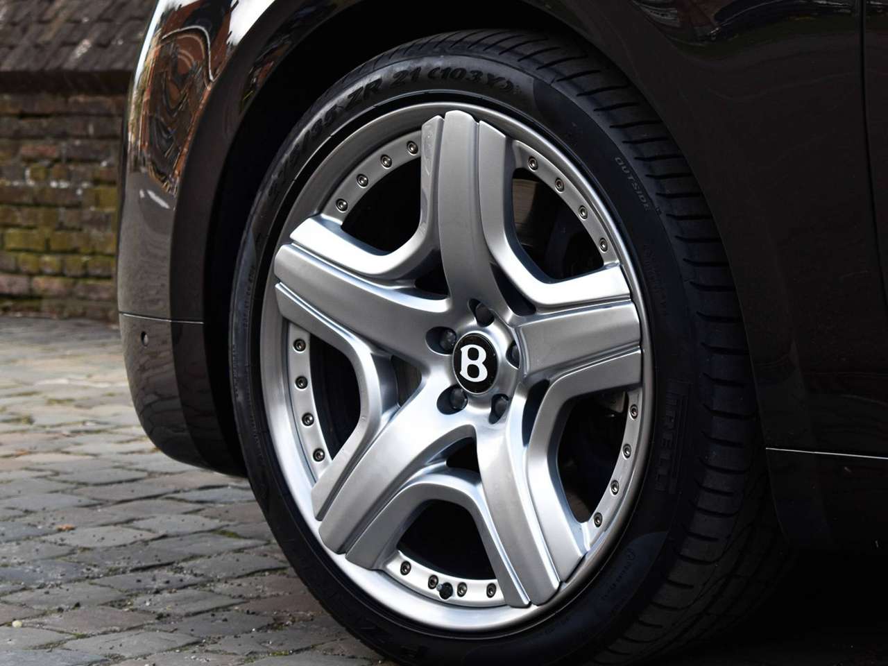 Bentley Flying Spur W12 / Havana Metallic / Bentley History — foto 7 van 9