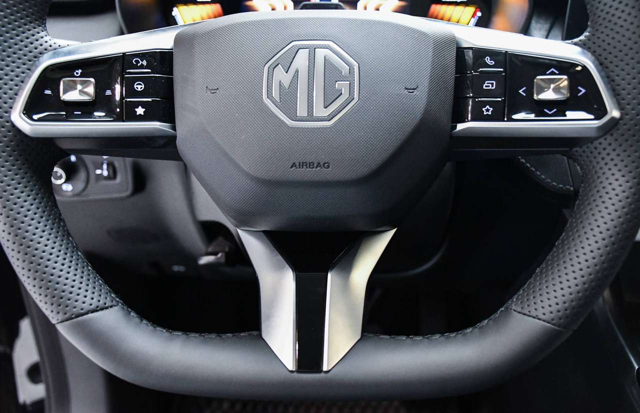 MG ZS ZS 1.5i HEV Hybride+ Luxury - OPEN PANO-DAK / LEDER / NAVIGATIE / CAMERA / ACC / SMARTLINK / BLIS — foto 21 van 23