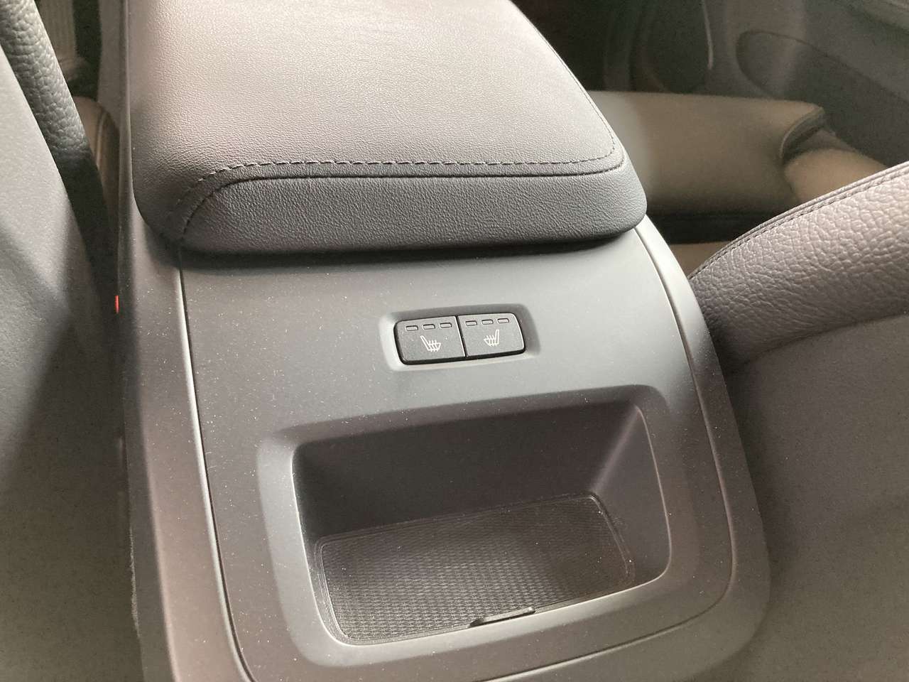 Volvo XC60 PLUS DARK HYBRID BENZINE AUTOMAAT 43000KM!!!! — foto 16 van 17