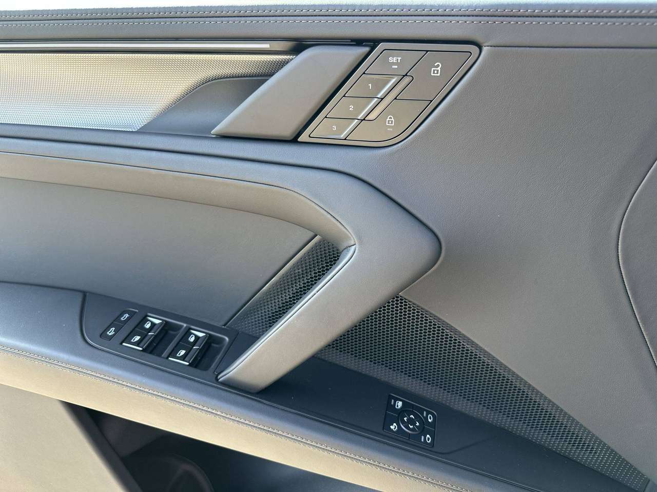 Porsche Cayenne ELECTRIC Trekhaak Pano Dak 22" Drive Assist Pano Dak — foto 16 van 19