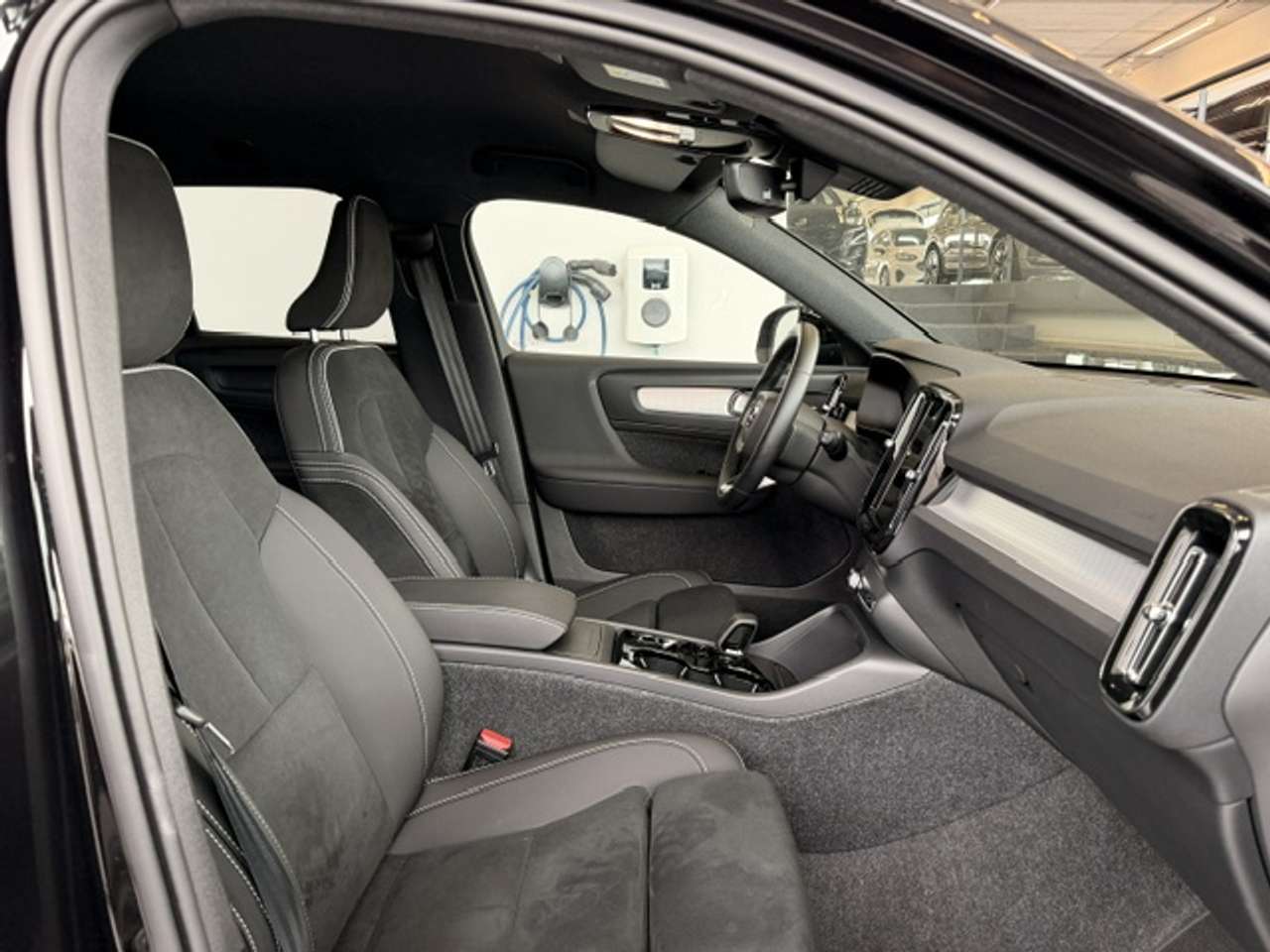 Volvo XC40 PLUS DARK BLACK EDITION  B3 HYBRIDE MHEV — foto 9 van 22