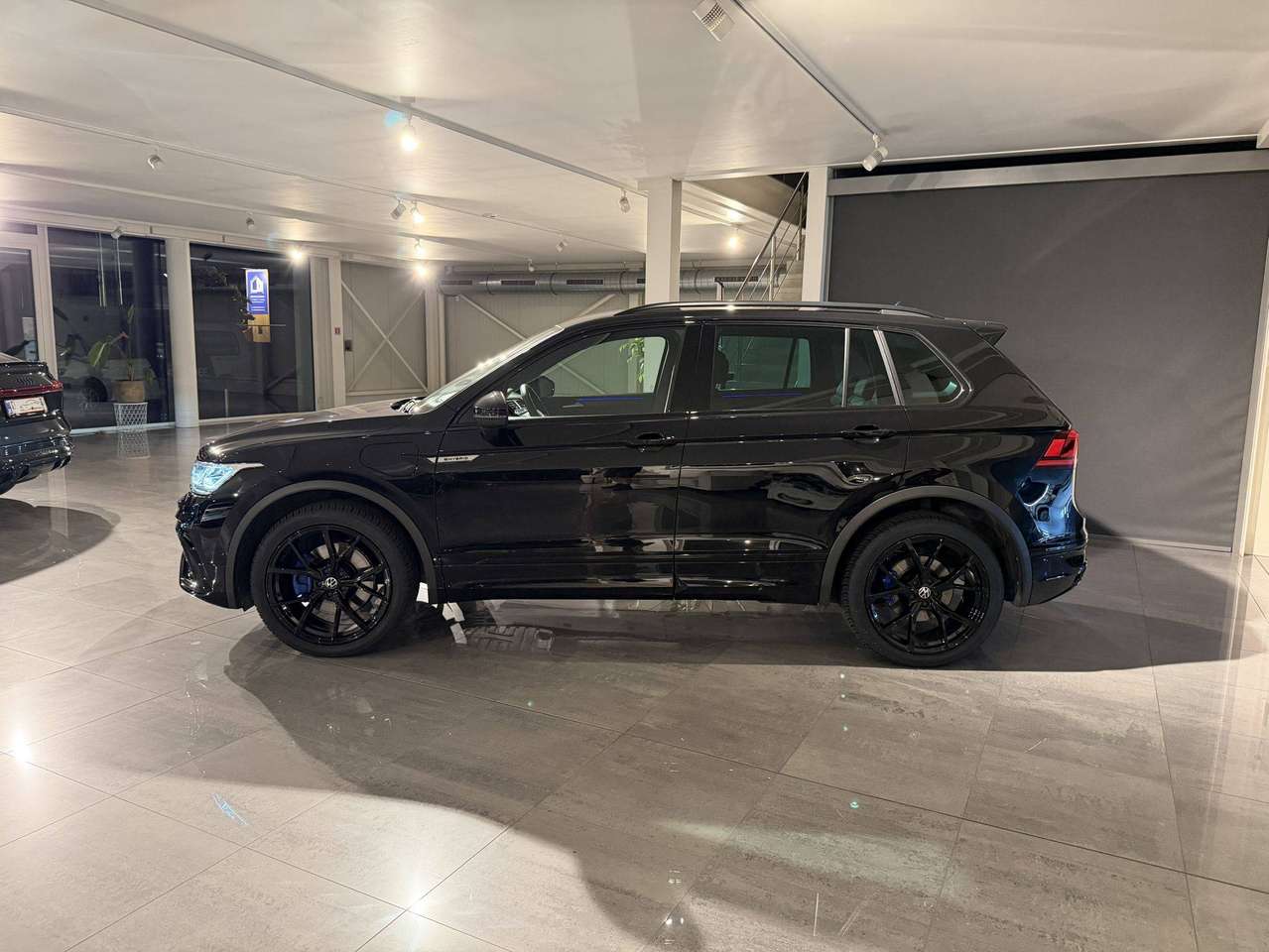 Volkswagen Tiguan 245PK PLUG IN * R-LINE * ALCANTARA * CAMERA * LED * KEY LESS * 20" BLACK R VELGEN * VIRTUAL COCKPIT * BLACK PACK — foto 13 van 22